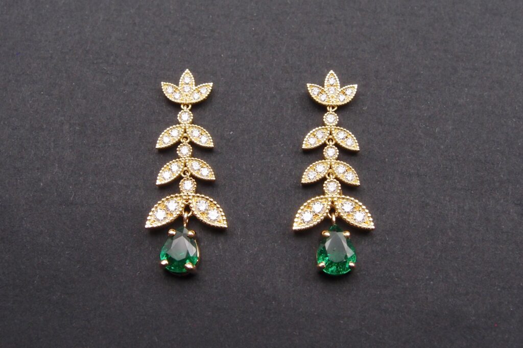 Boucles d'oreilles articulées émeraudes de Zambie