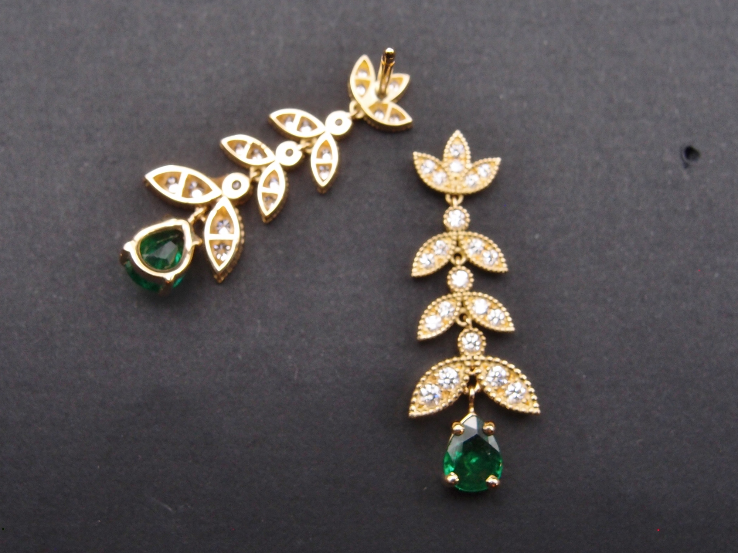 Boucles d’oreilles articulées émeraudes de Zambie Poire et diamants