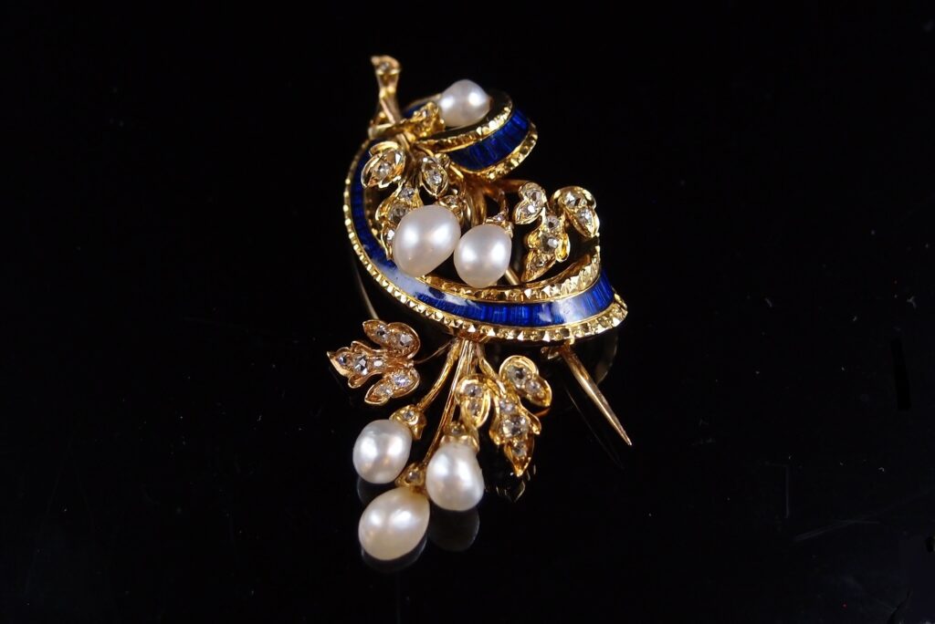 Broche florale Napoleon III or email diamants et perles fines