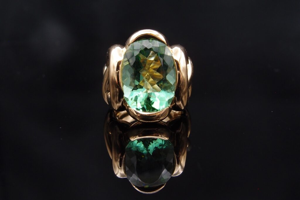 BAGUE TRESSE OR JAUNE TOURMALINE VERTE