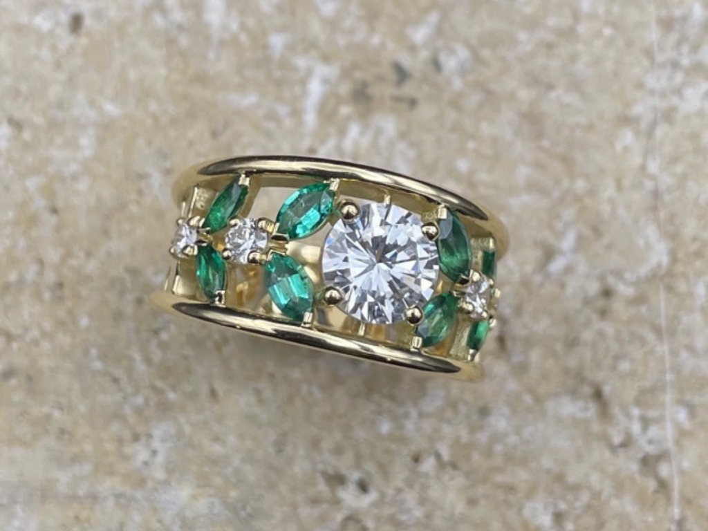 bague bandeau avec émeraudes taille Navette et diamants