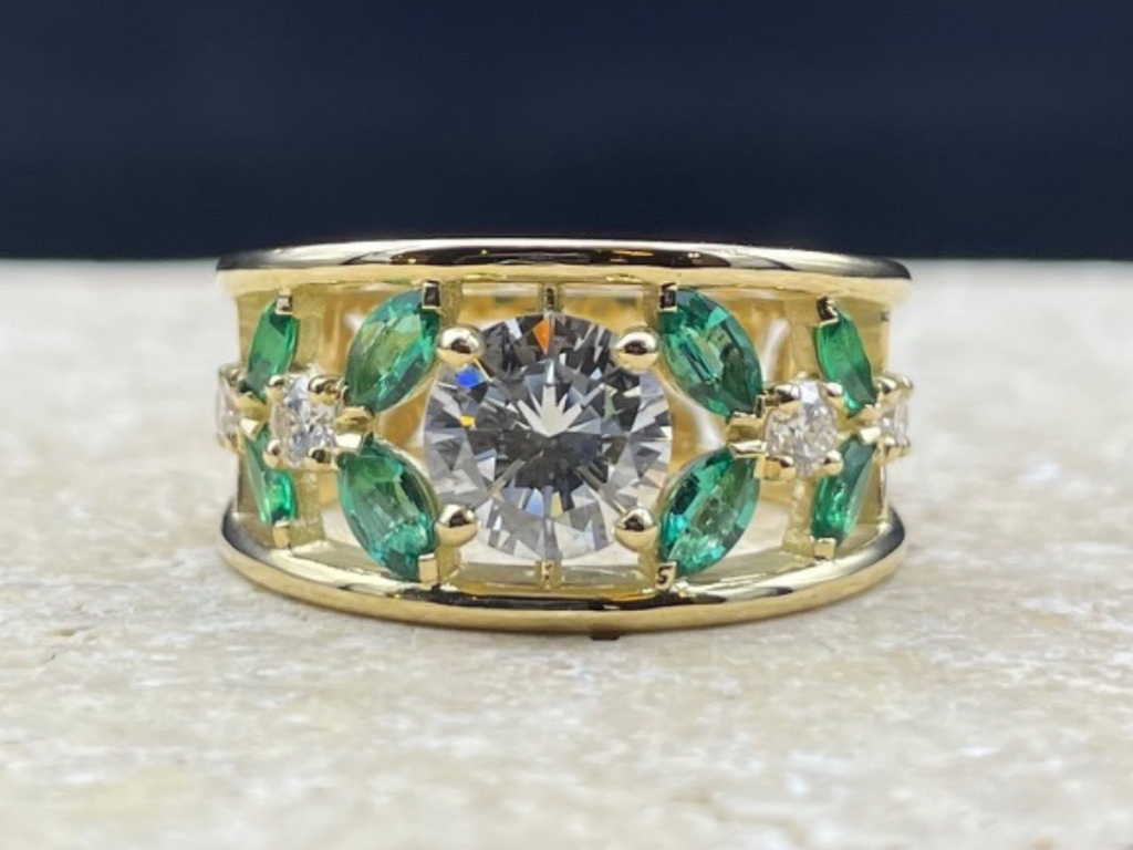 BAGUE BANDEAU AVEC DIAMANTS ET ÉMERAUDES TAILLE NAVETTE