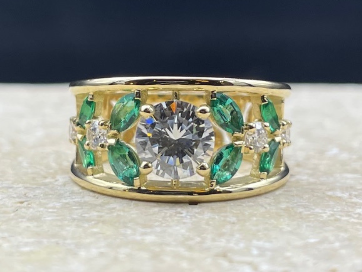BAGUE BANDEAU AVEC DIAMANTS ET ÉMERAUDES TAILLE NAVETTE