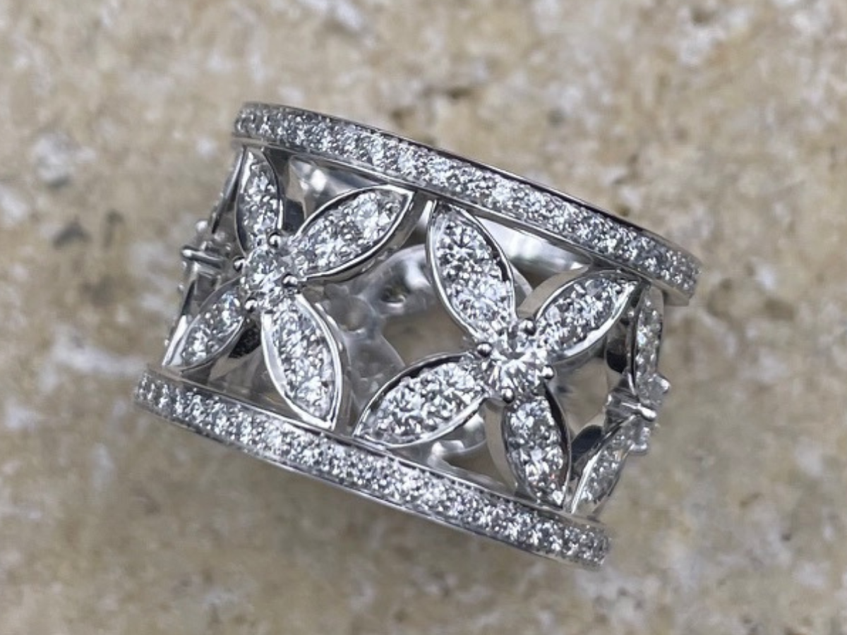 Bague bandeau diamants motifs palmettes or gris