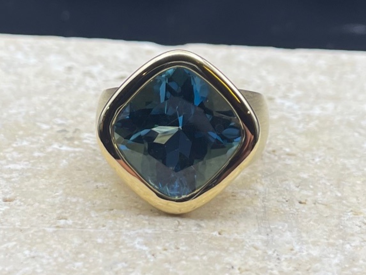 BAGUE OR JAUNE BROSSÉE TOPAZE BLEUE