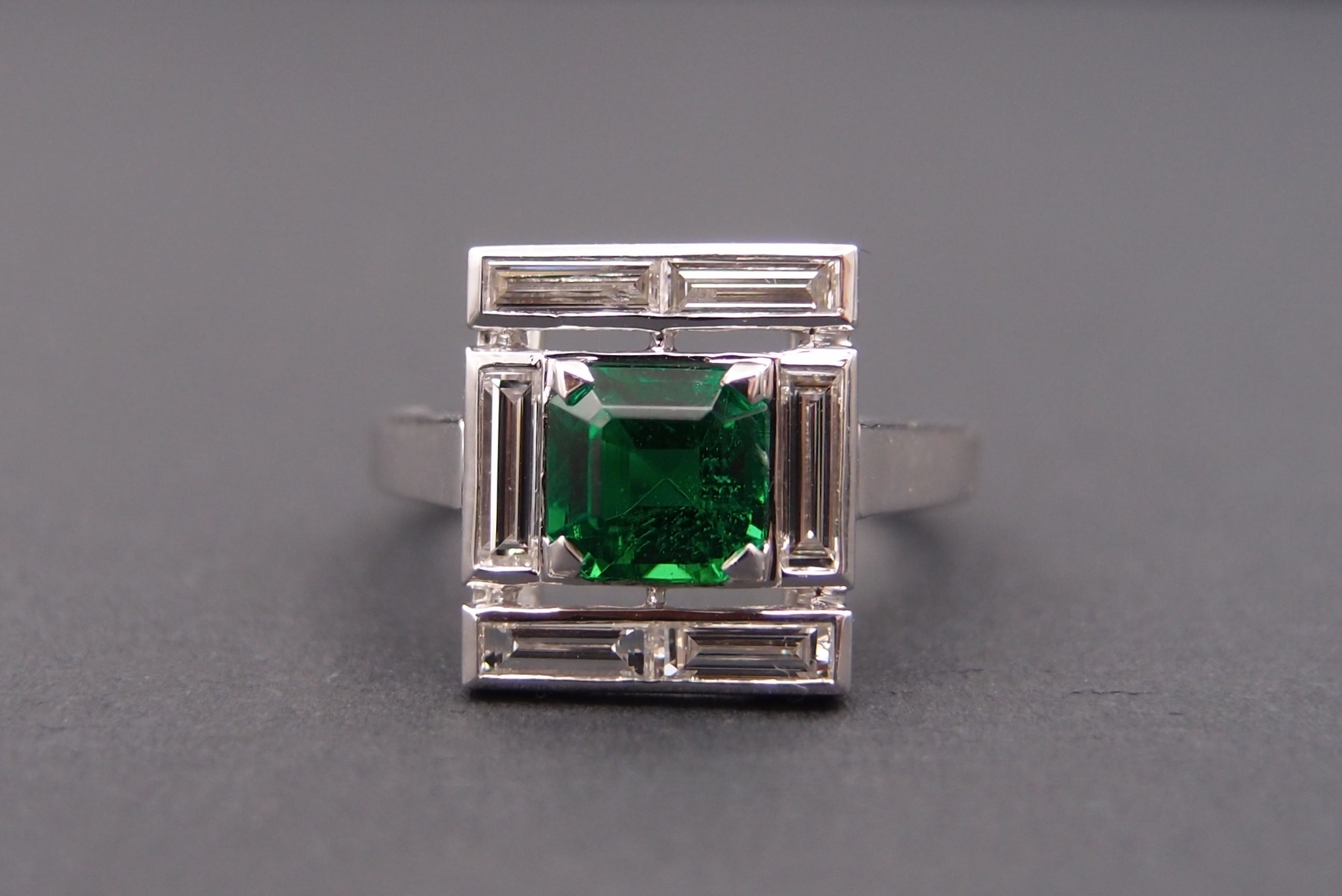 BAGUE ART DÉCO ÉMERAUDE ET DIAMANTS BAGUETTE