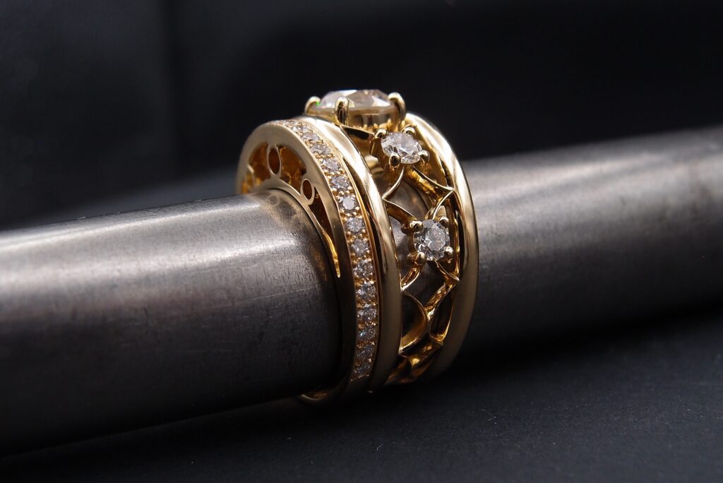 bague tourmaline rose et saphirs en or jaune