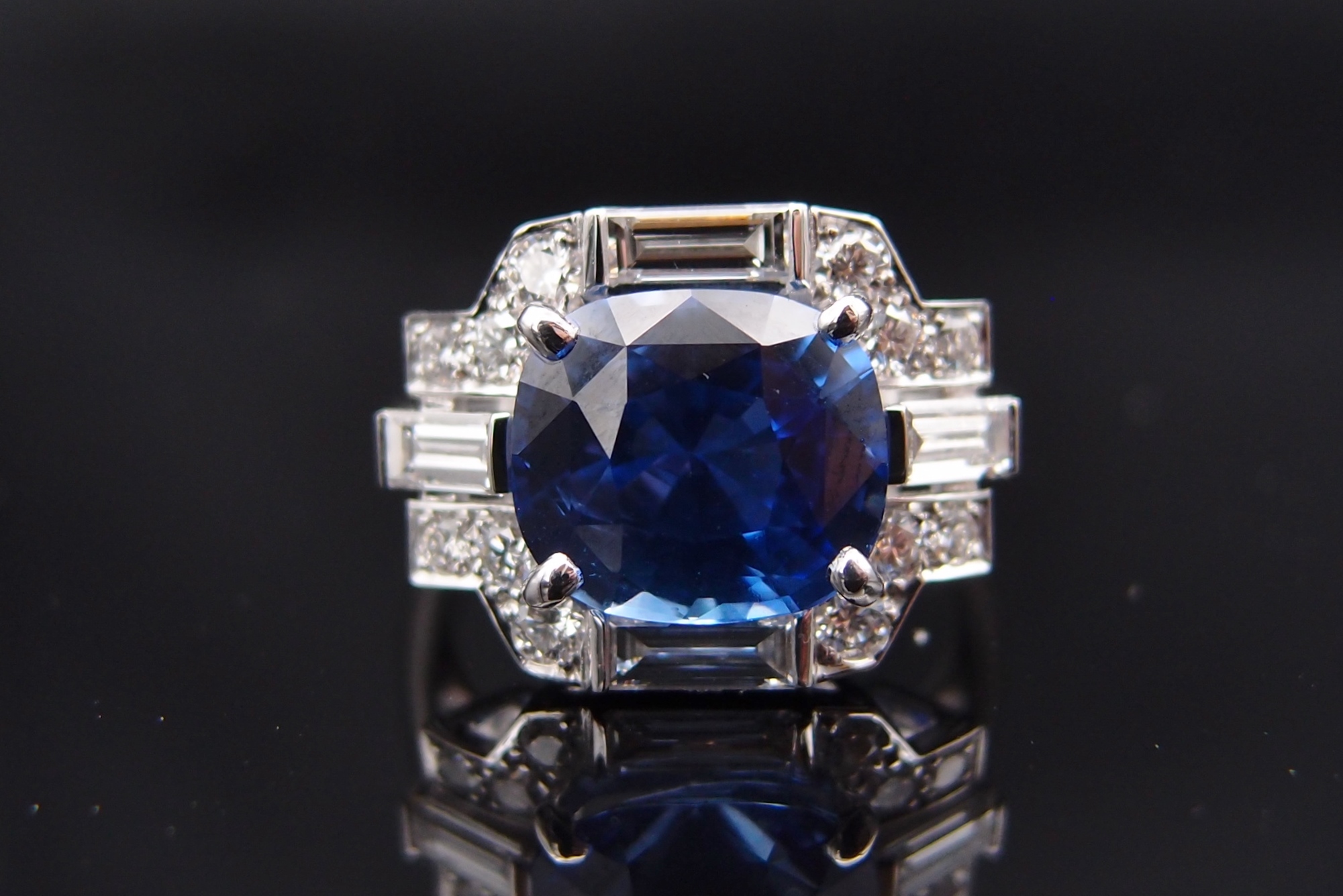 BAGUE SAPHIR CEYLAN ART DÉCO ET DIAMANTS TAILLE BAGUETTE ET ROND