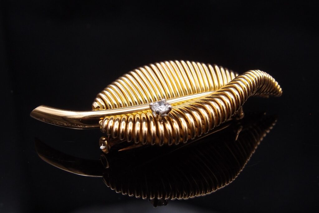 Broche Mauboussin 1950 feuille or jaune 18 carats et diamant