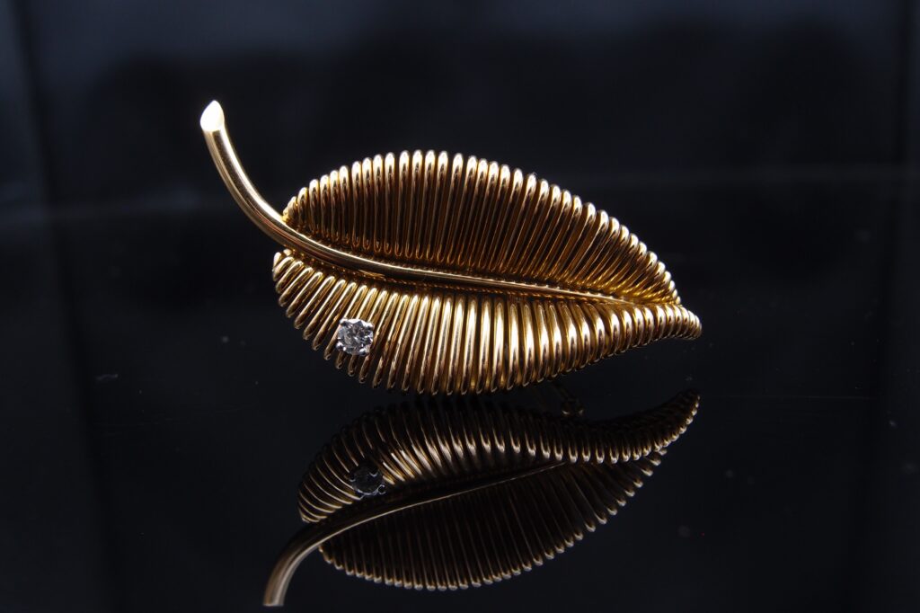 Broche Mauboussin 1950 feuille or jaune 18 carats et diamant