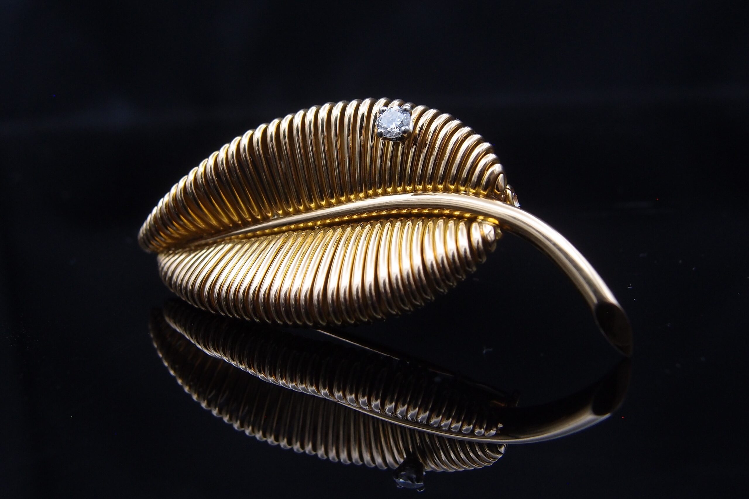 Broche feuille Mauboussin , vers 1960 , or jaune 18 cts et diamant