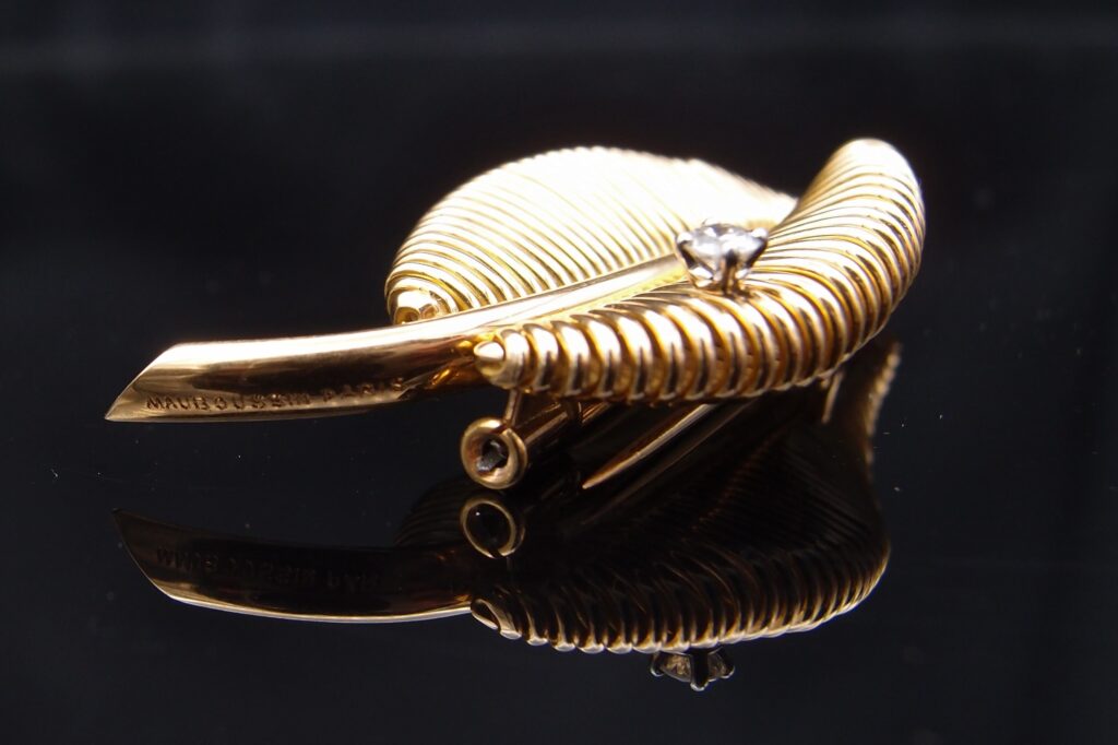 Broche Mauboussin 1950 feuille or jaune 18 carats et diamant