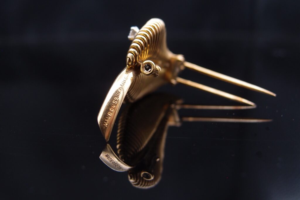 Broche Mauboussin 1950 feuille or jaune 18 carats et diamant