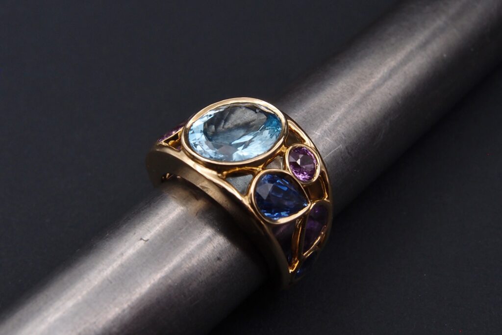 BAGUE “PASTELS” OR JAUNE AIGUE-MARINE ET SAPHIRS