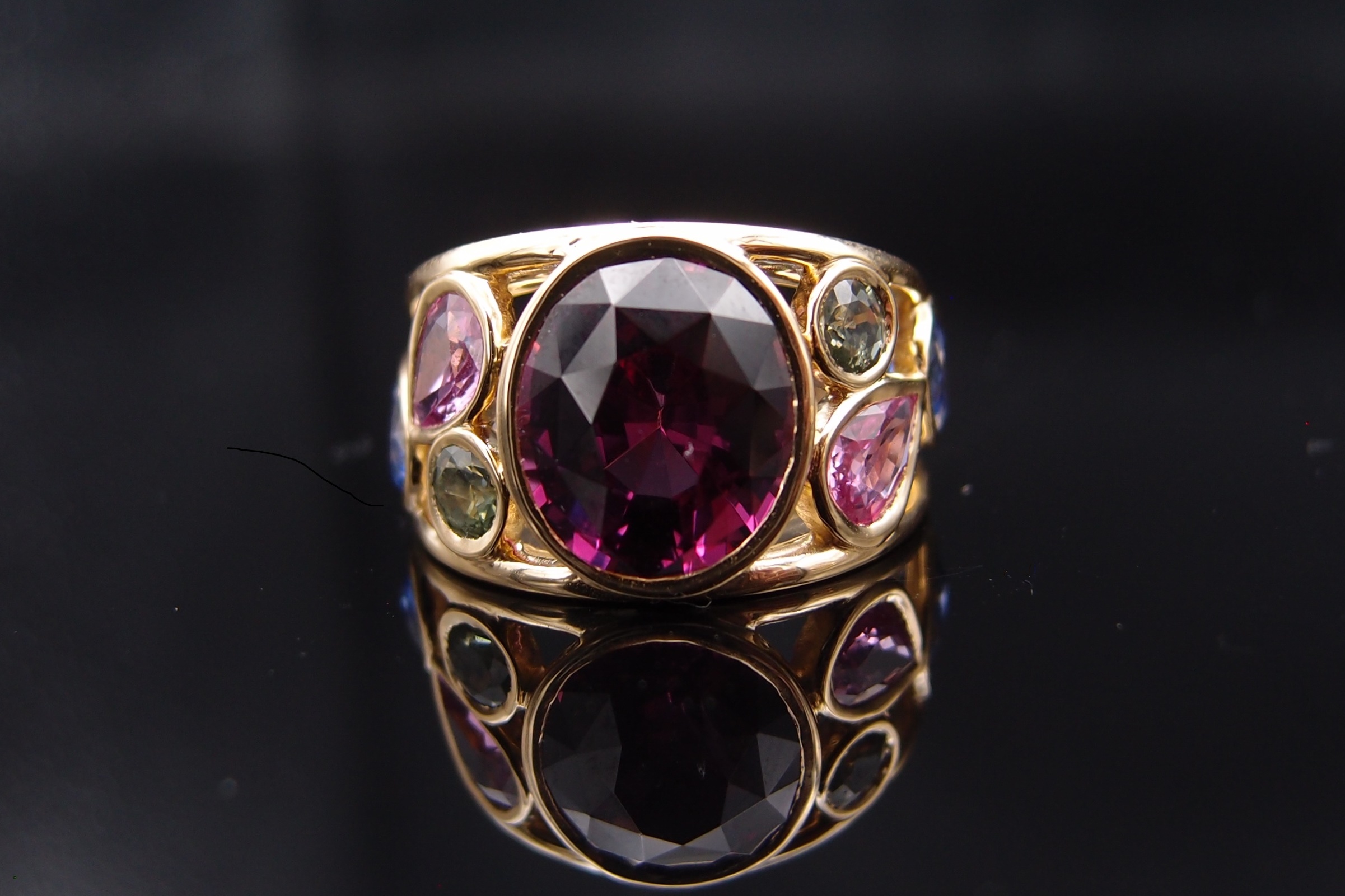 BAGUE “PASTELS” OR JAUNE TOURMALINE ROSE ET SAPHIRS
