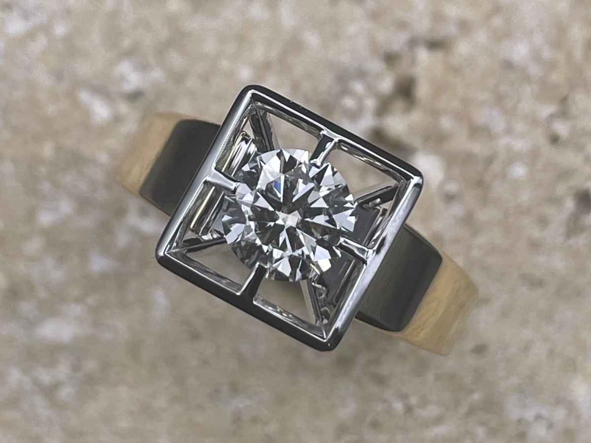 BAGUE PYRAMIDE OR GRIS ET BLANC AVEC DIAMANT