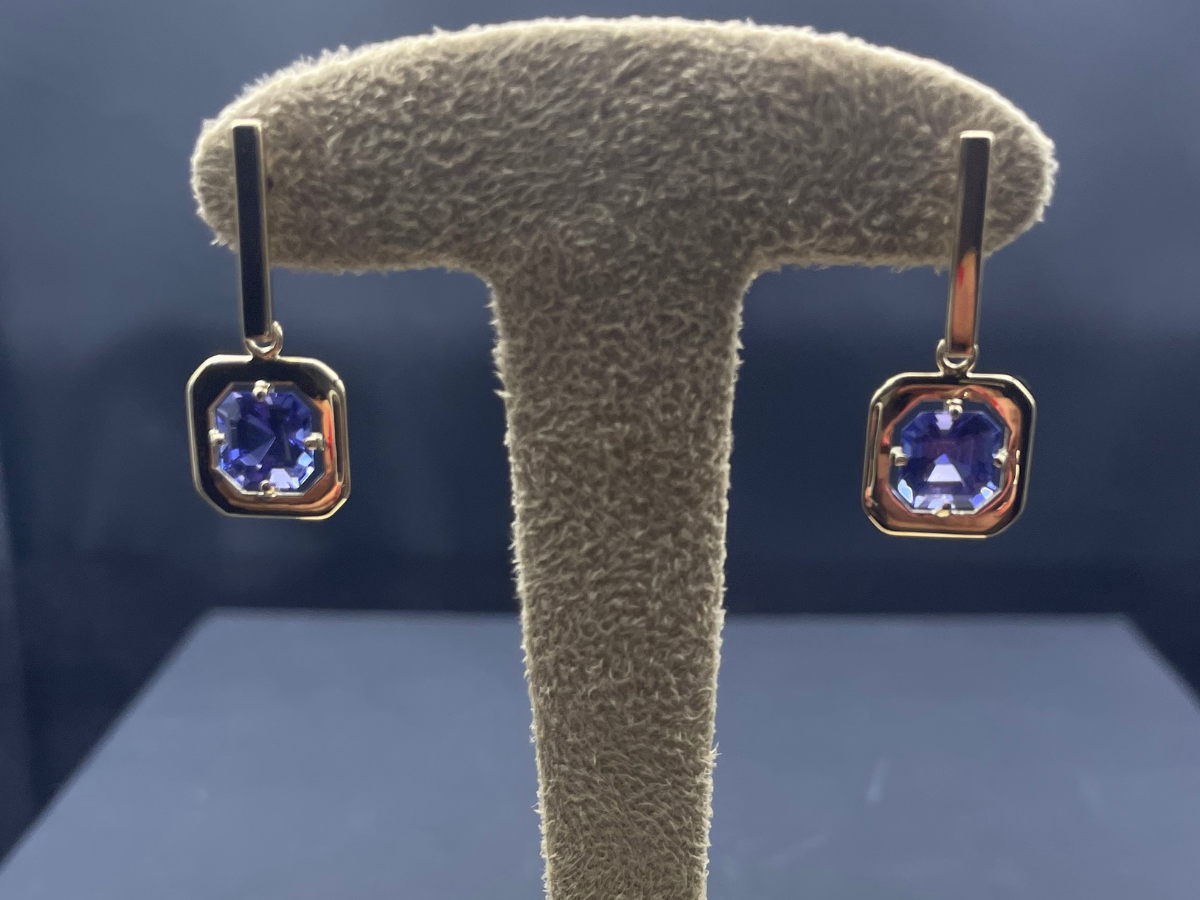 BOUCLES D’OREILLES OR JAUNE AVEC SPINELLES MAUVES