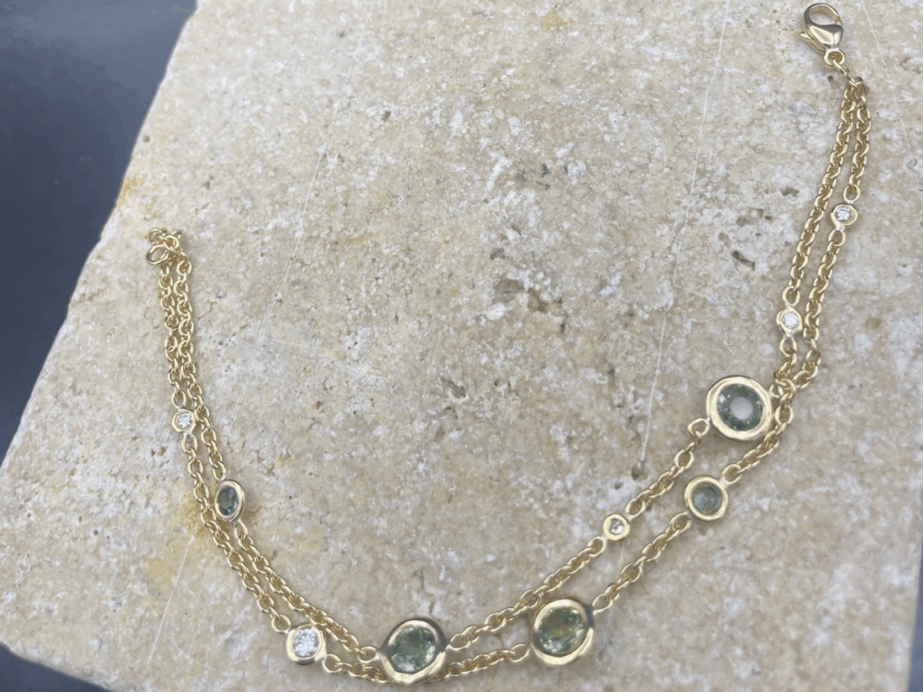 bracelet diamants et saphirs verts