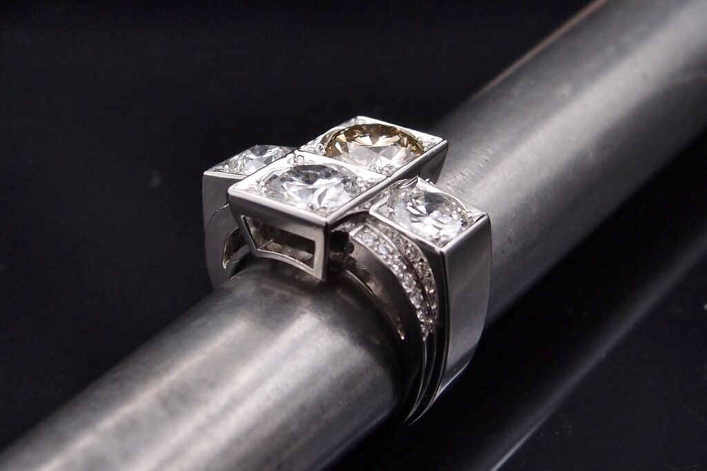 Bague platine type Tank diamants