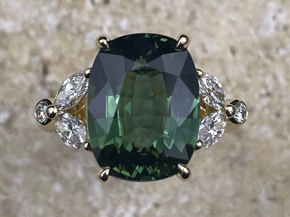 BAGUE SAPHIR VERT ET DIAMANTS NAVETTE OR JAUNE 18 CARATS