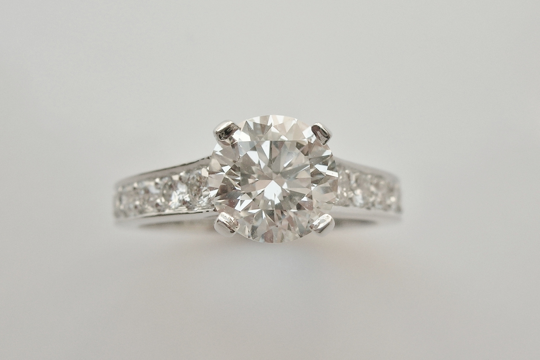 Comment choisir un diamant pour une bague de fiançailles ?