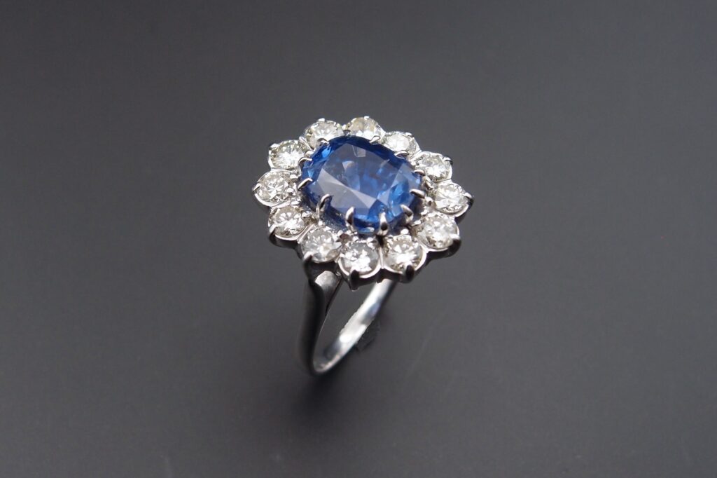 Bague entourage saphir ceylan naturel non chauffé 3.27 cts et diamants