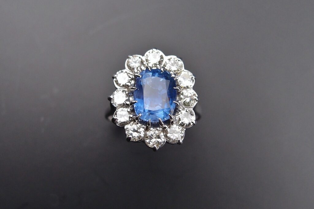 Bague entourage saphir ceylan naturel non chauffé 3.27 cts et diamants