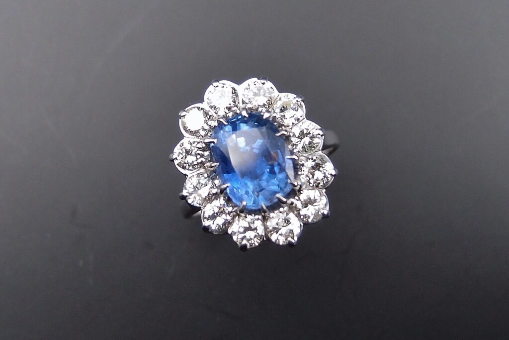 Bague entourage saphir ceylan naturel non chauffé 3.27 cts et diamants