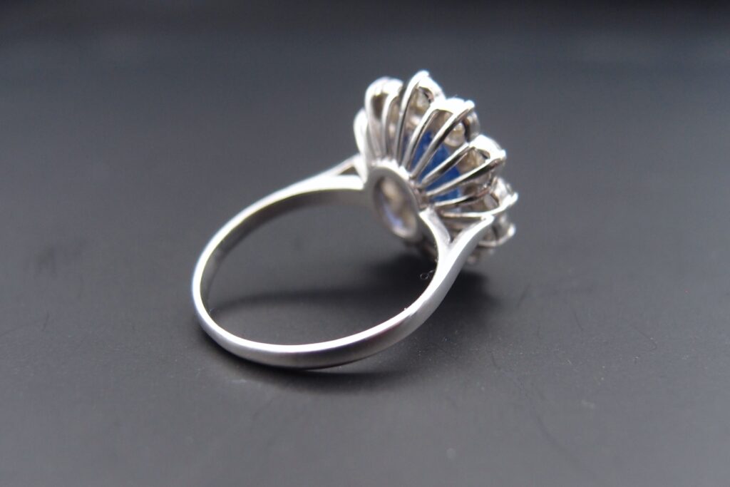 Bague entourage saphir ceylan naturel non chauffé 3.27 cts et diamants