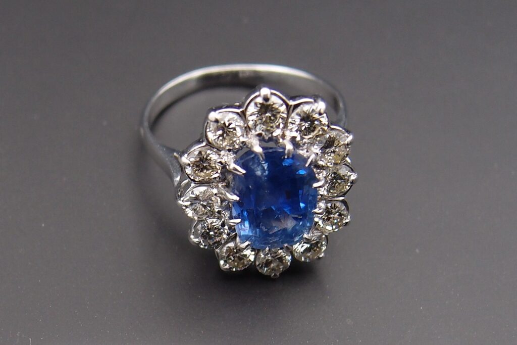 Bague entourage saphir ceylan naturel non chauffé 3.27 cts et diamants