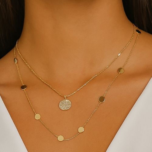 collier ancien autour du cou