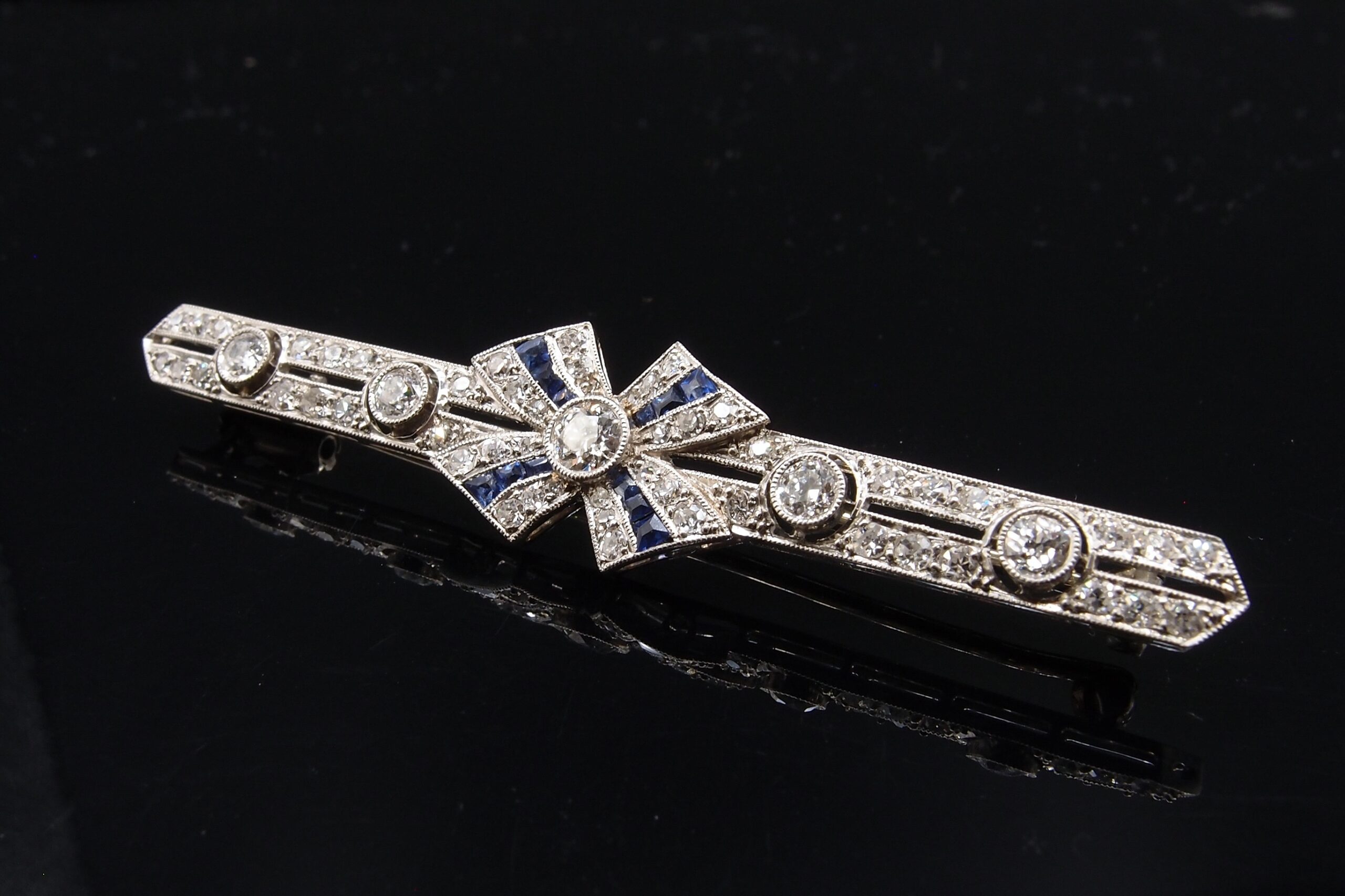 Broche Art Déco diamants saphirs et platine 1925.