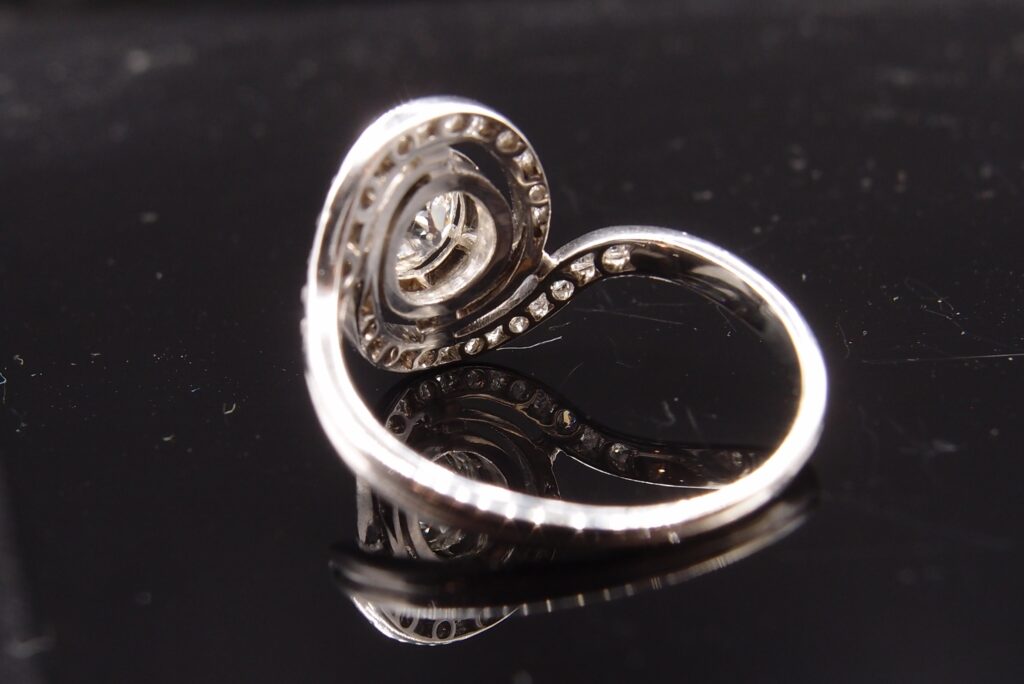 Bague Tourbillon platine et Diamant 1.07 ct vers 1920