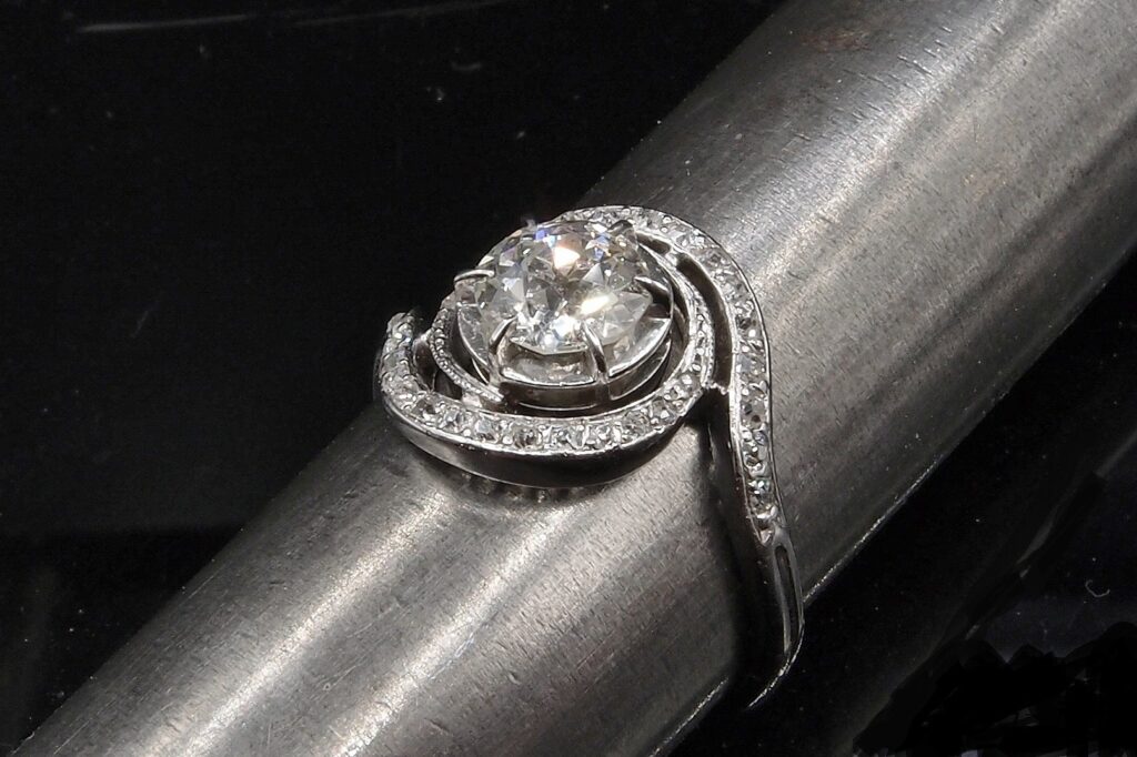 Bague Tourbillon platine et Diamant 1.07 ct vers 1920