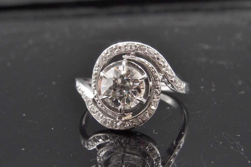Bague Tourbillon platine et Diamant 1.07 ct vers 1920