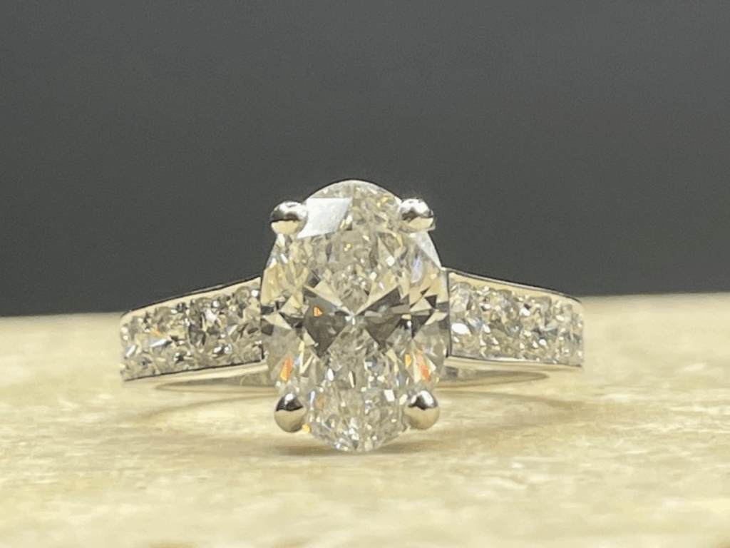 Bague de fiançailles solitaire diamant taille ovale or blanc