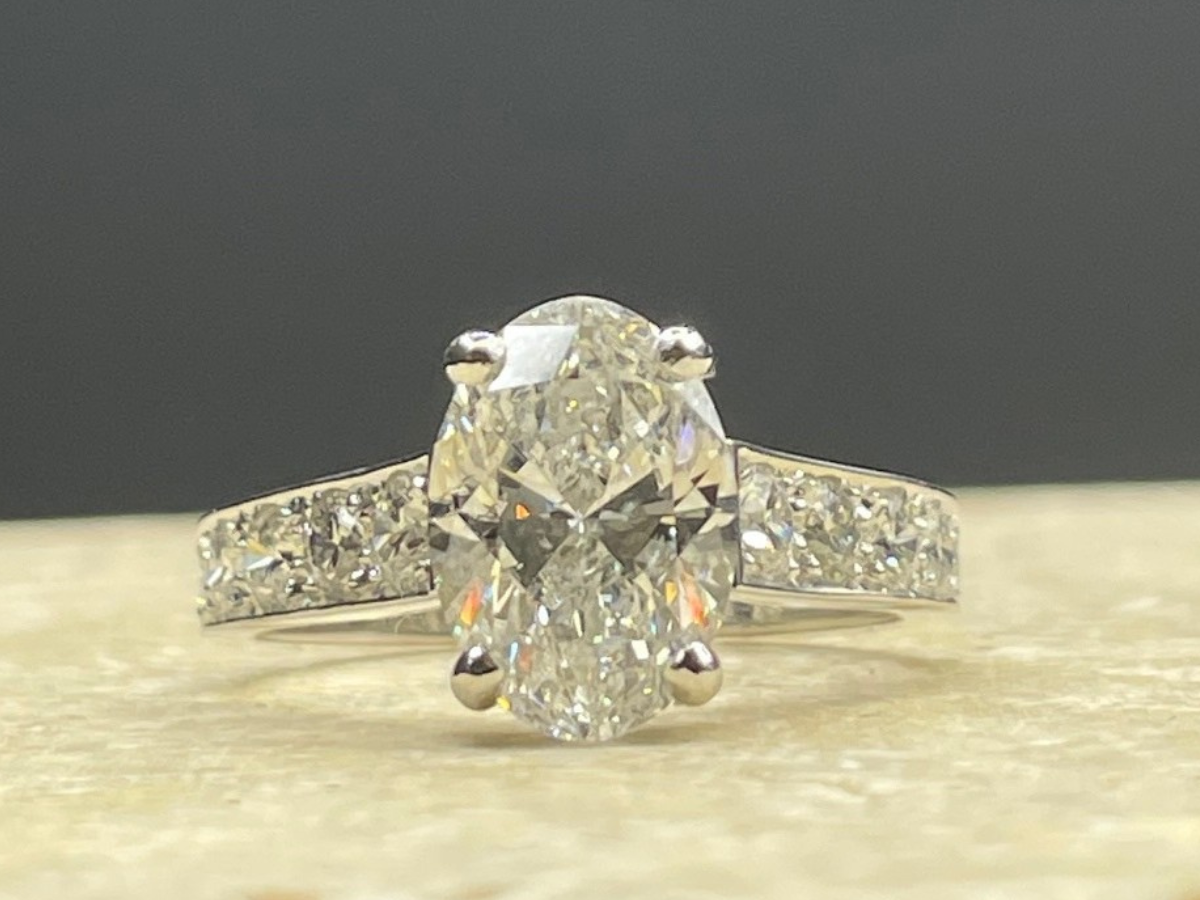 BAGUE SOLITAIRE DIAMANT TAILLE OVALE