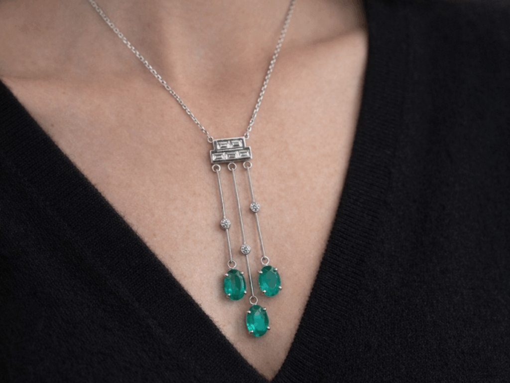 Collier négligé avec émeraudes taille ovale