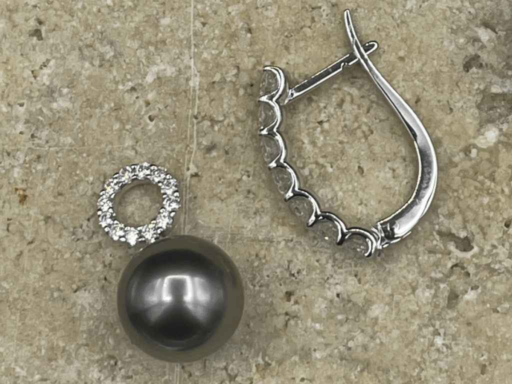 Boucles d'oreilles créoles diamants et perles grises de Tahiti