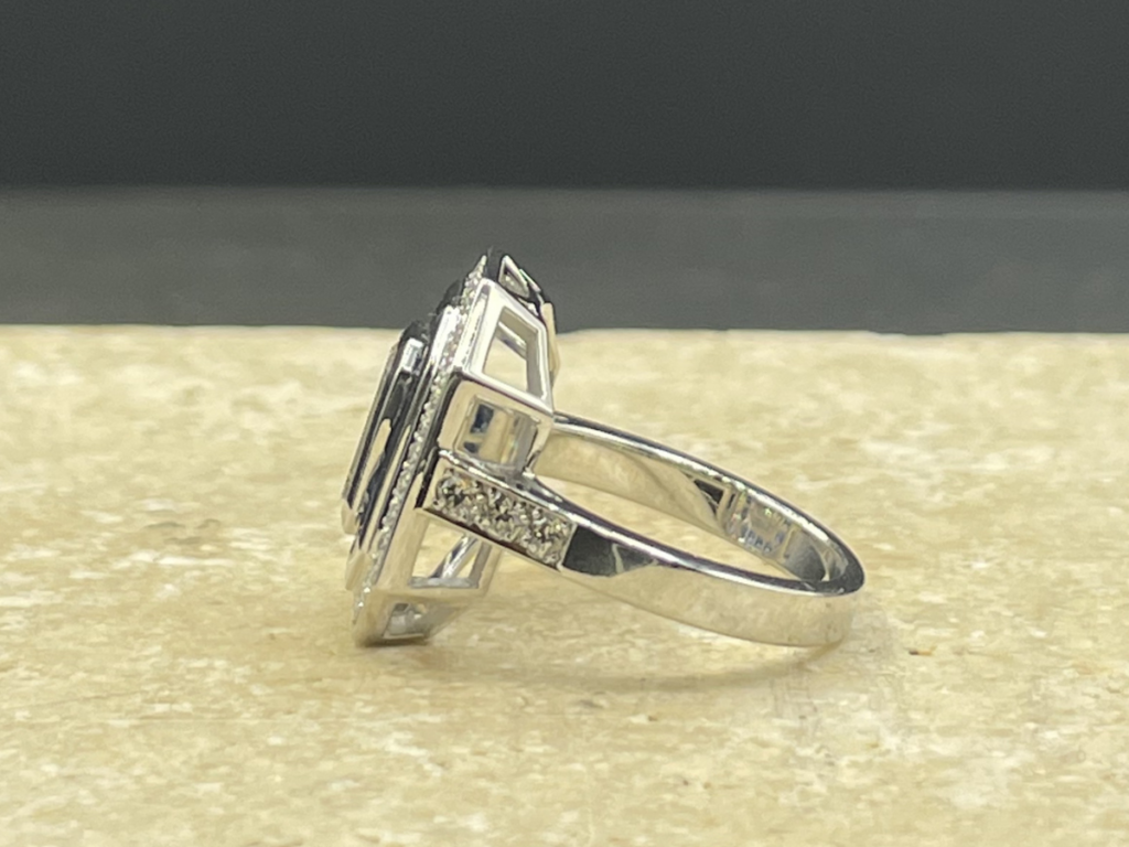 bague art déco diamant taille émeraude et saphirs 