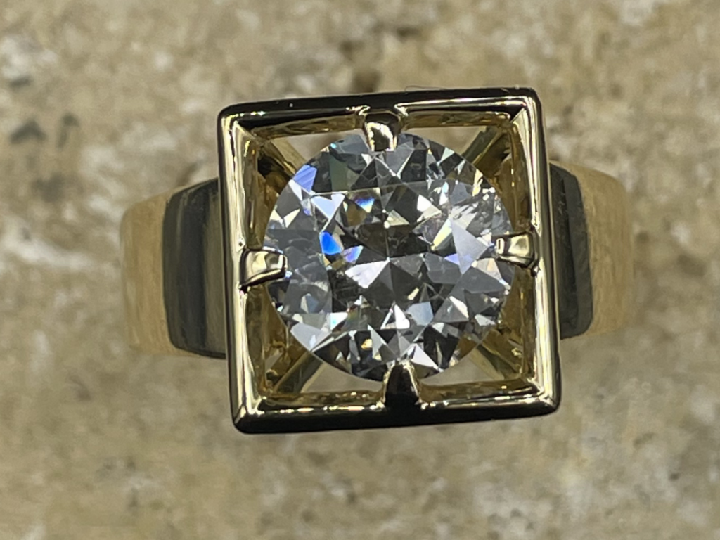 BAGUE PYRAMIDE OR JAUNE AVEC DIAMANT