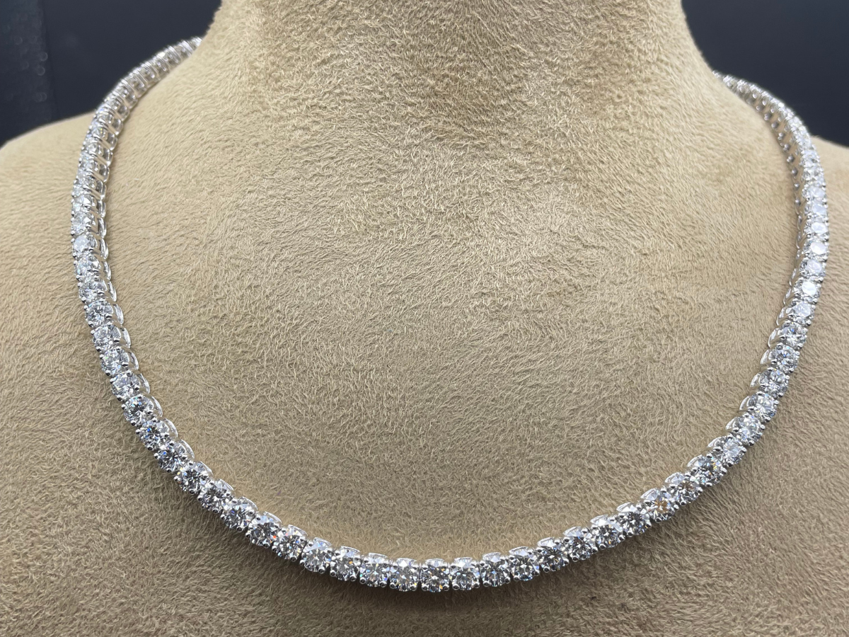 COLLIER OR BLANC 18 CARATS  ET DIAMANTS