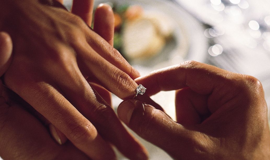 Choisir une bague de fiancailles : le guide pour trouver le modèle idéal selon votre style et votre budget