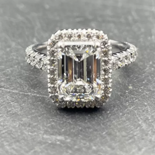 BAGUE SOLITAIRE DIAMANT TAILLE ÉMERAUDE AVEC ENTOURAGE DIAMANTS