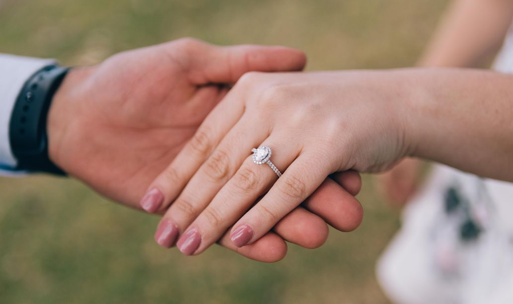 bague de fiançailles au doigt