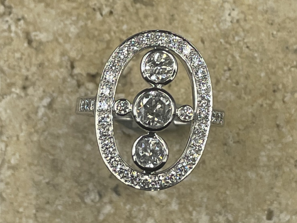 BAGUE ANCIENNE TRANSFORMÉE EN OR BLANC 18 CARATS ET DIAMANTS