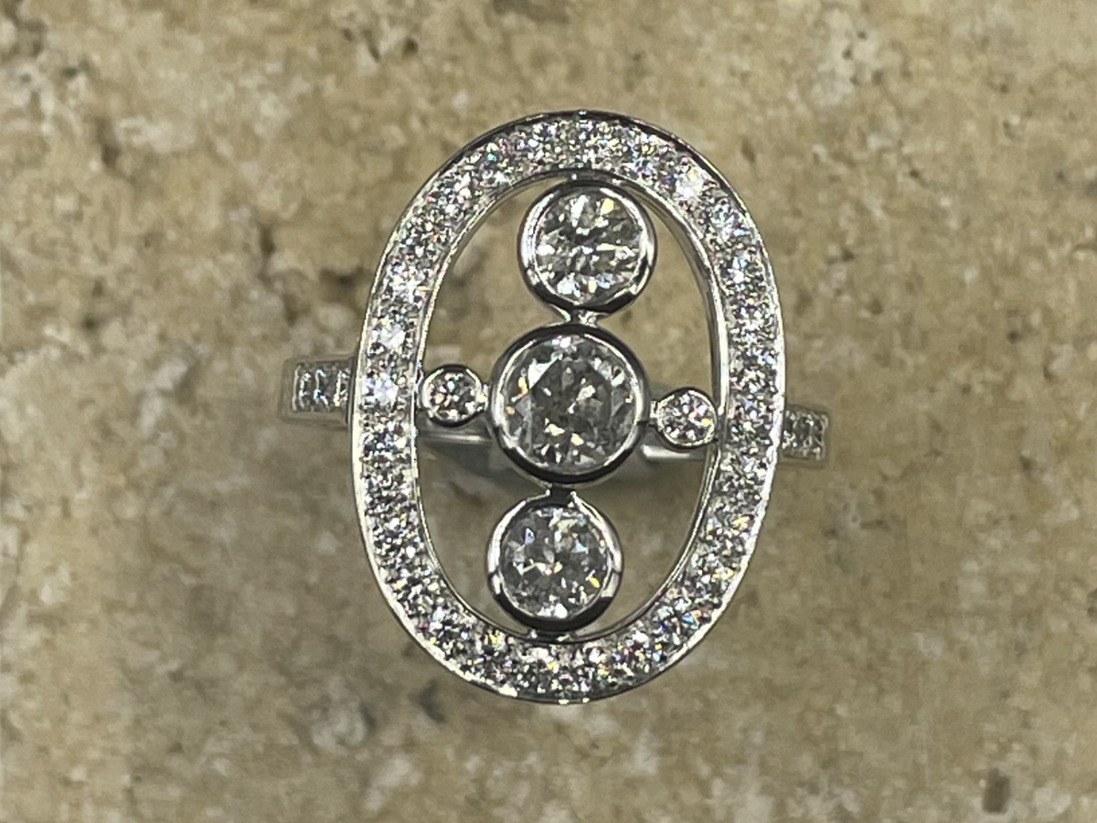 BAGUE ANCIENNE TRANSFORMÉE EN OR BLANC 18 CARATS ET DIAMANTS