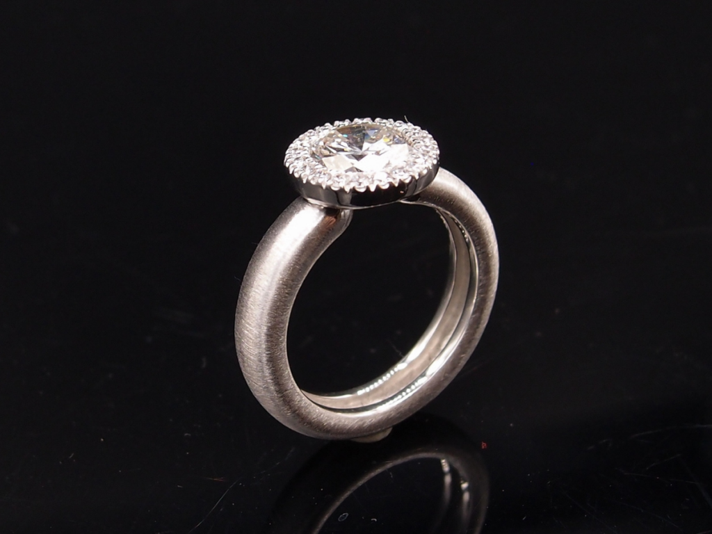 Bague entourage diamants or blanc