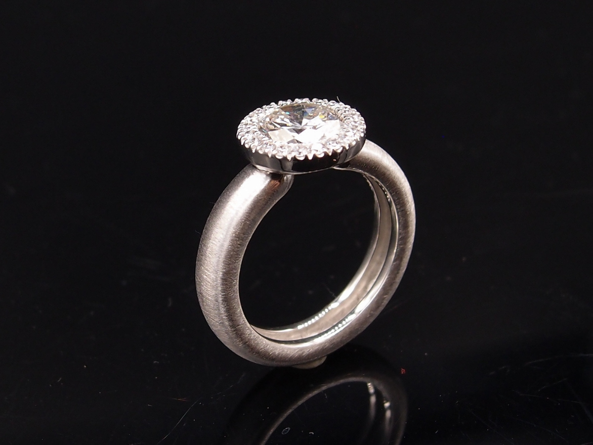 BAGUE ENTOURAGE DIAMANTS OR BLANC MARTELÉE