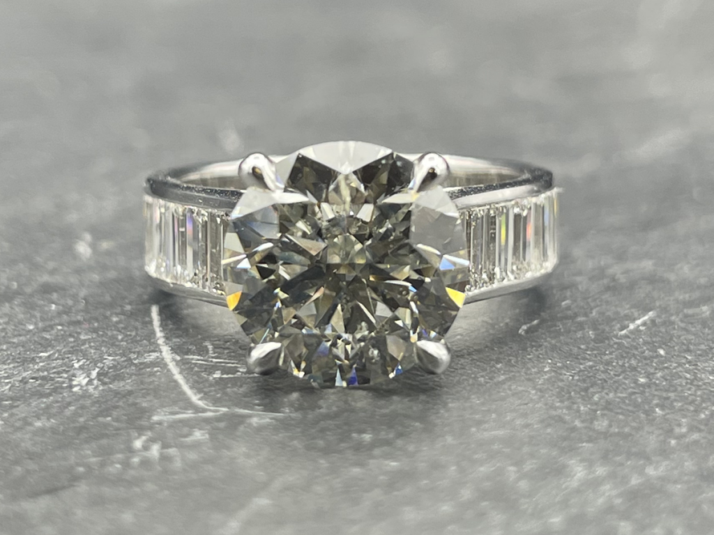 BAGUE DIAMANT 4 CARATS AVEC DIAMANTS BAGUETTE
